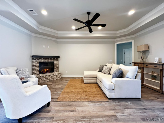 6 Village Knoll