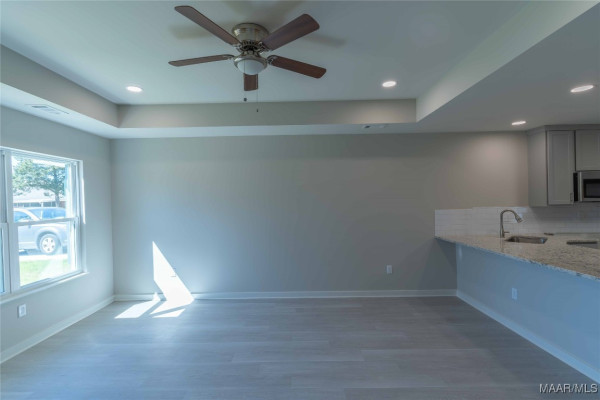 6033 Burbank Crossing Loop