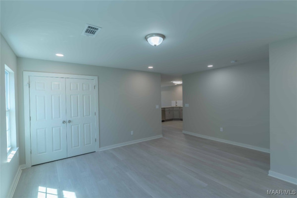 6033 Burbank Crossing Loop