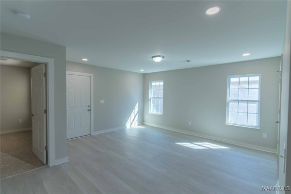 6033 Burbank Crossing Loop