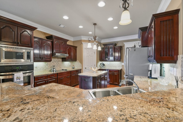 8490 ROCKBRIDGE Circle