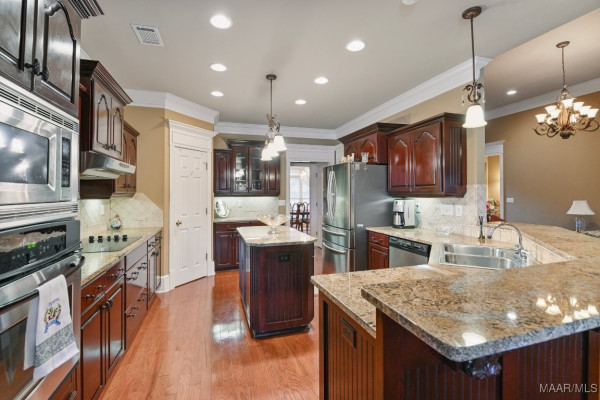 8490 ROCKBRIDGE Circle