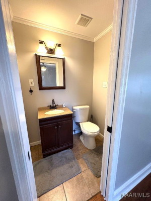 3733 Honeysuckle Road