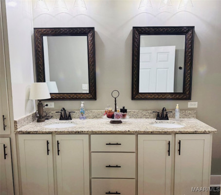 6108 Burbank Crossing Loop