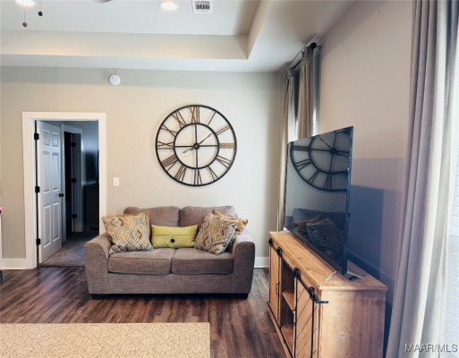 6108 Burbank Crossing Loop