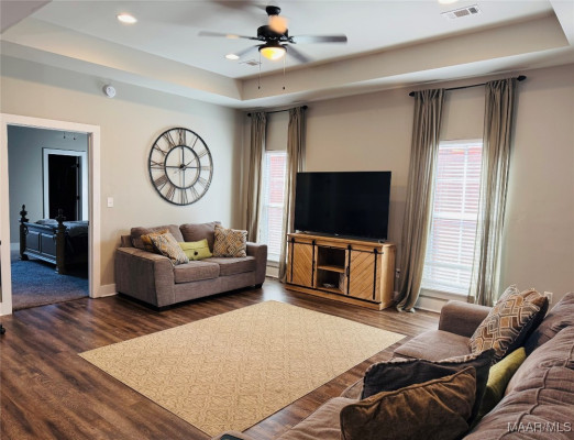 6108 Burbank Crossing Loop