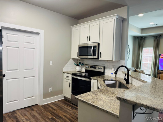 6108 Burbank Crossing Loop