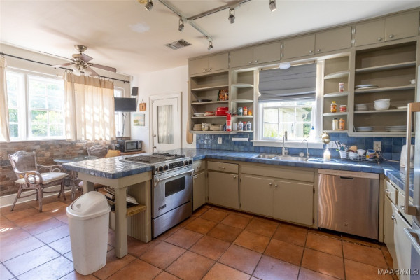 2592 Woodley Road