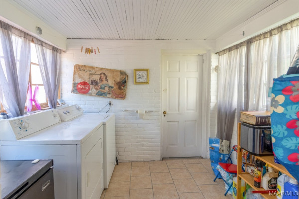 2592 Woodley Road