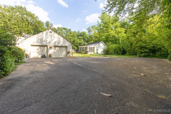 2592 Woodley Road