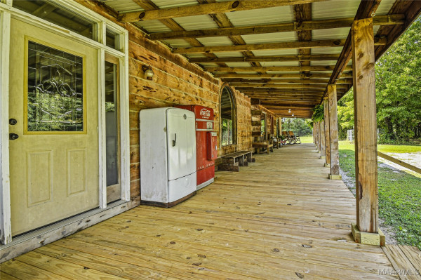 13607 Highway 191 .