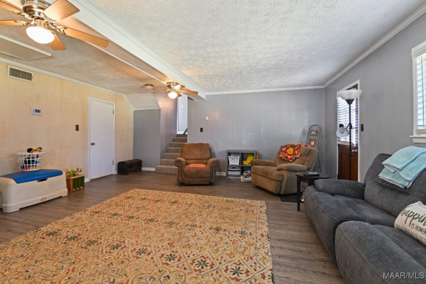 6715 SANDERS Drive