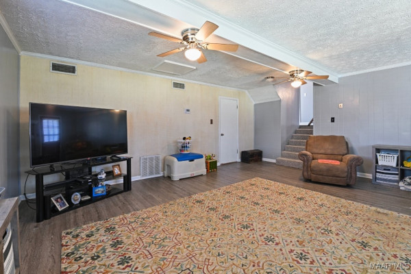 6715 SANDERS Drive