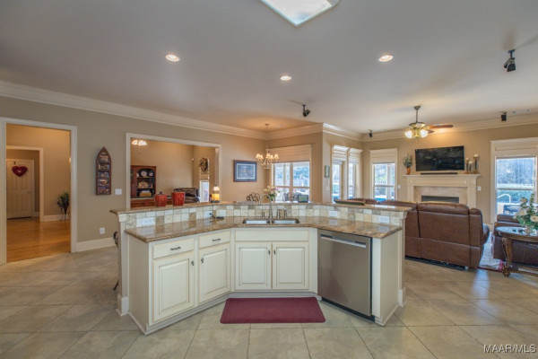 8648 ROCKBRIDGE Circle
