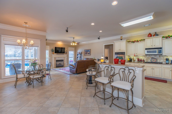 8648 ROCKBRIDGE Circle
