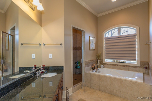 8648 ROCKBRIDGE Circle