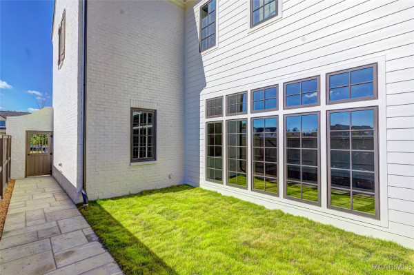 4549 Broadwick Street