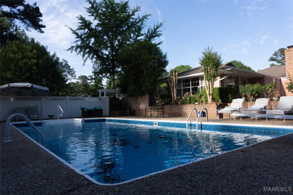 600 Larkin Lane