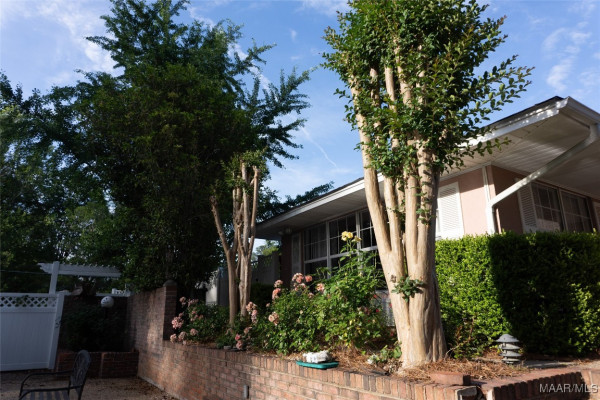 600 Larkin Lane