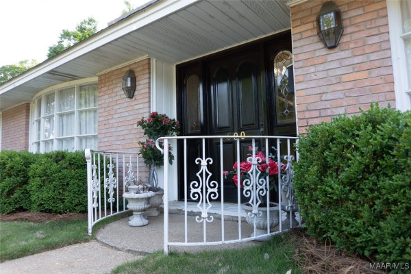 600 Larkin Lane