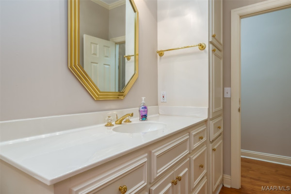 8180 LONGNEEDLE Place