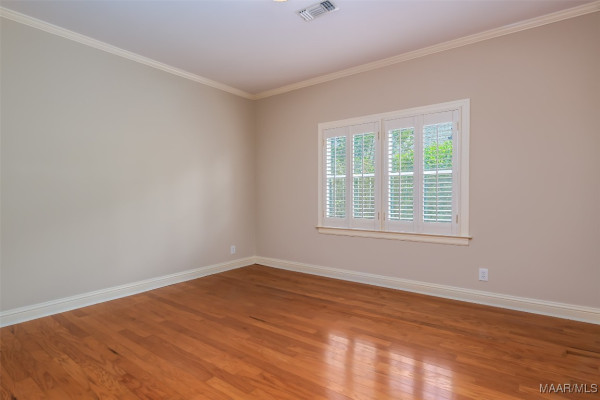 8180 LONGNEEDLE Place