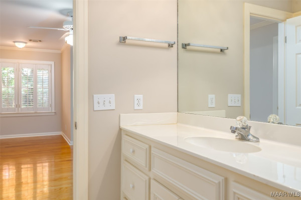 8180 LONGNEEDLE Place