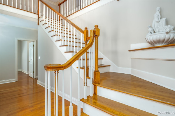 8180 LONGNEEDLE Place