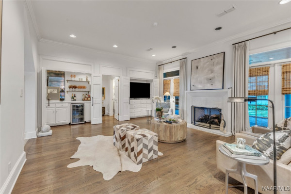 8360 Longneedle Drive