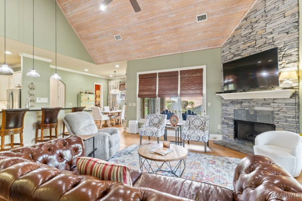 8661 LILLIAN Place