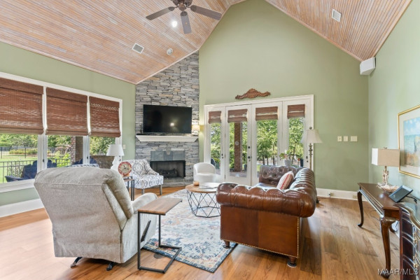 8661 LILLIAN Place