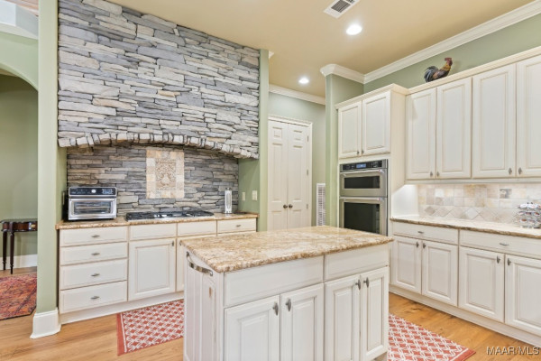8661 LILLIAN Place
