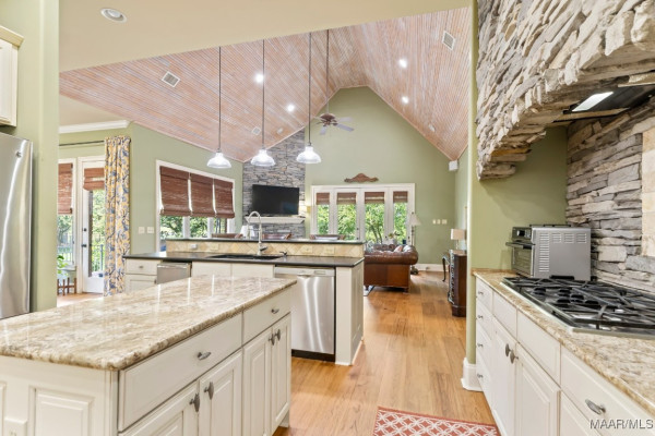 8661 LILLIAN Place