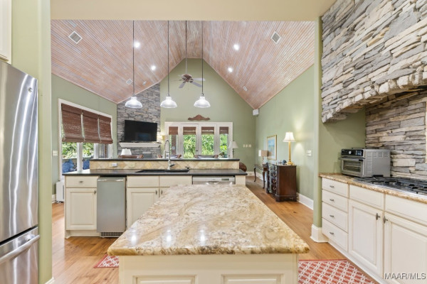8661 LILLIAN Place