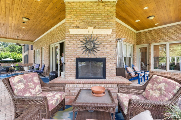8661 LILLIAN Place