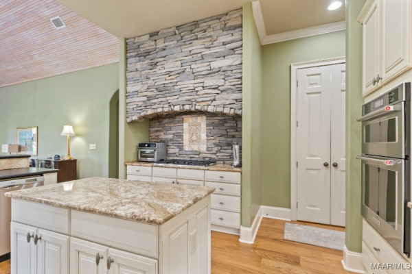 8661 LILLIAN Place