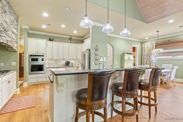 8661 LILLIAN Place