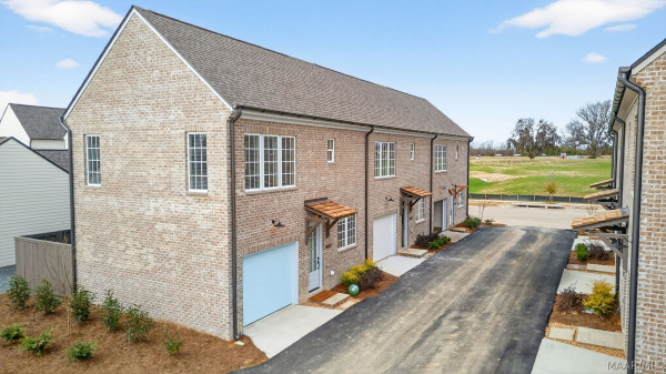 4533 Broadwick Street