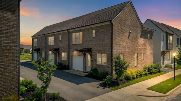 4537 Broadwick Street