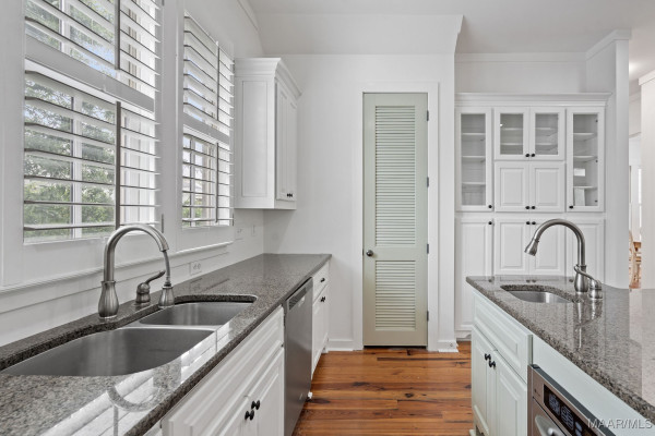 5 Avenue of the Waters .