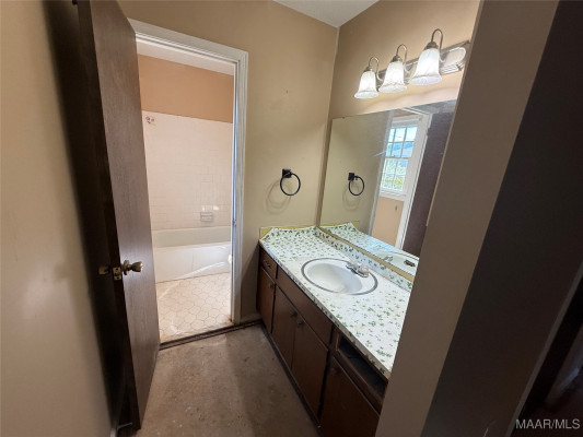212 W Vanderbilt Loop