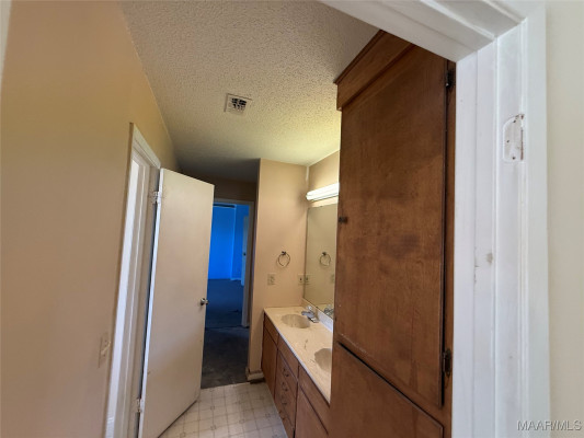 212 W Vanderbilt Loop