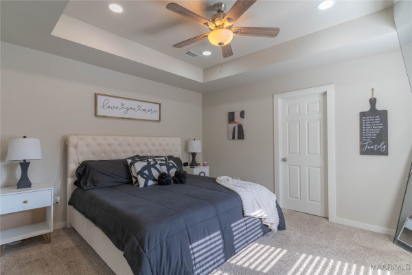 6136 Burbank Crossing Loop