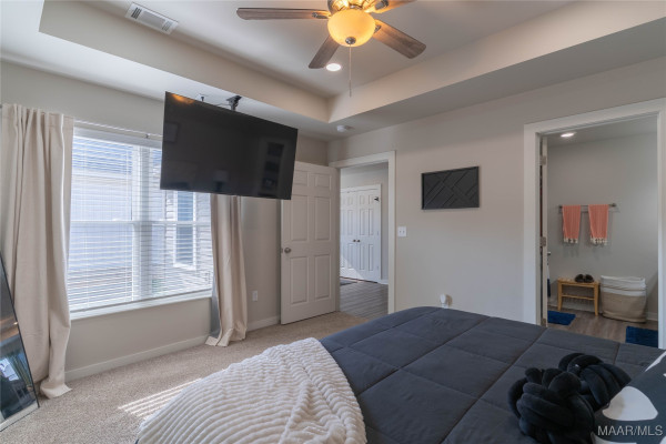 6136 Burbank Crossing Loop