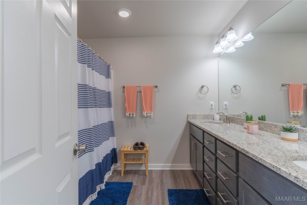 6136 Burbank Crossing Loop