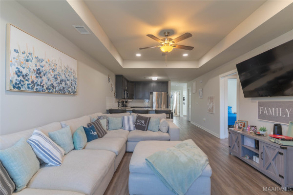 6136 Burbank Crossing Loop