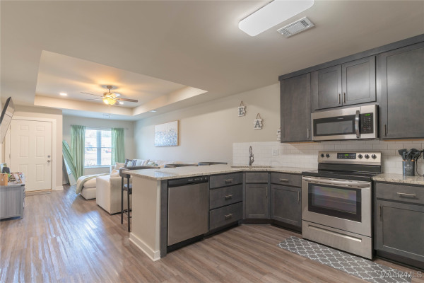 6136 Burbank Crossing Loop