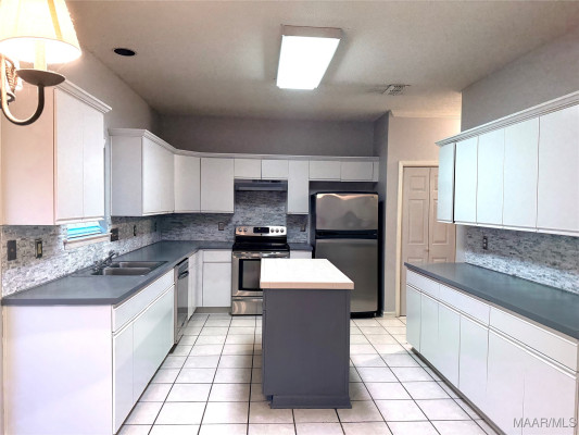 6121 Bell Road Manor