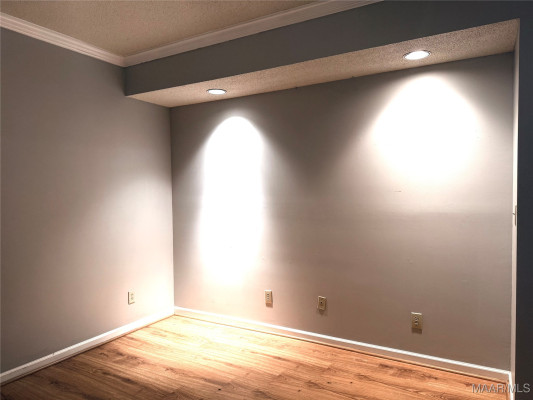 6121 Bell Road Manor