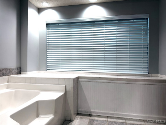 6121 Bell Road Manor